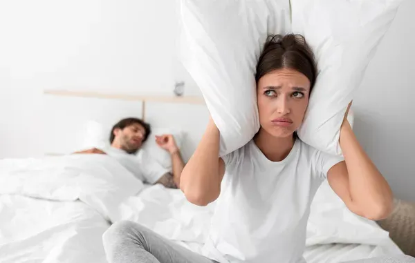 Žena s jastukom preko ušiju